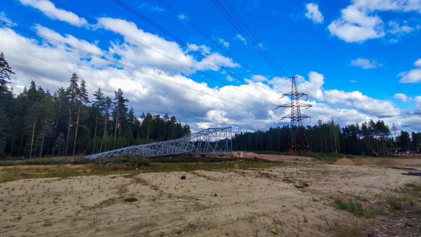 Установка опоры ЛЭП на строительной площадке
