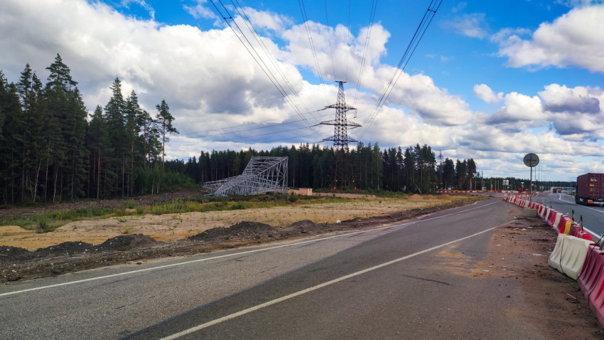 Строительная площадка с опорой ЛЭП у трассы