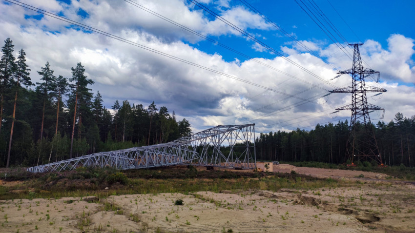 Строительная площадка с элементами ЛЭП у леса