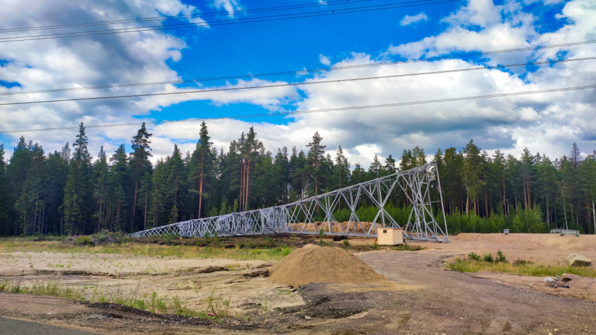 Опора ЛЭП в процессе монтажа на площадке
