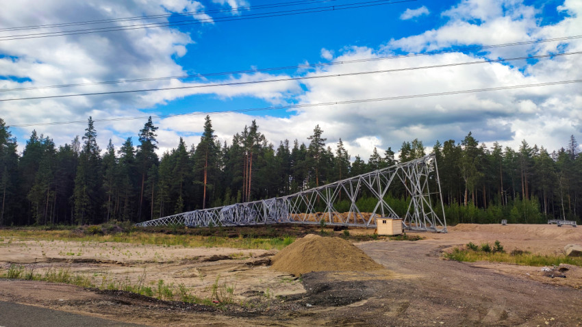 Сборка опоры линии электропередачи на земле