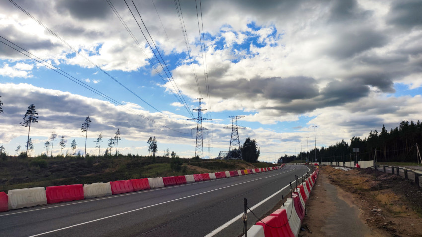 Строительная площадка у трассы с опорой ЛЭП