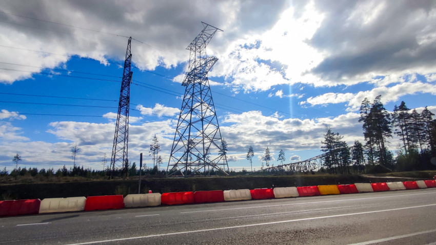 Металлическая опора ЛЭП рядом с трассой и лесом