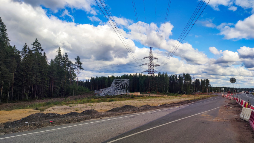 Линия электропередачи и монтаж опоры у трассы