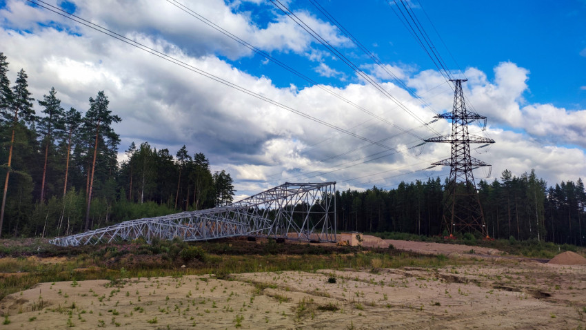Опора ЛЭП и металлическая конструкция на земле