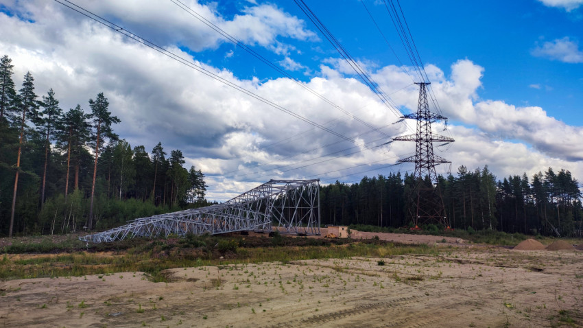 Металлическая опора ЛЭП и заготовка новой конструкции