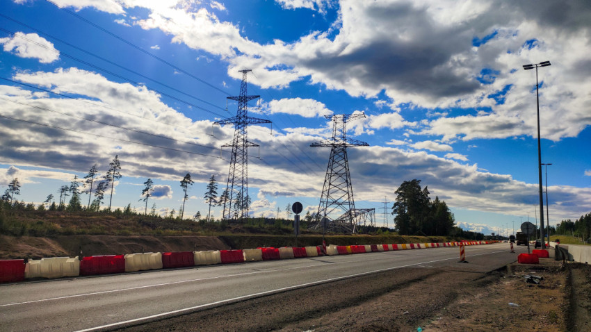 Линии электропередачи вдоль автомагистрали