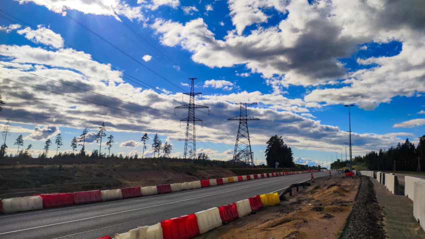 Автодорога и линии электропередачи в лесной зоне