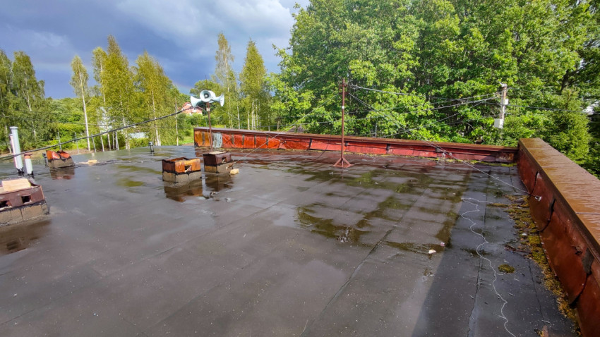 Плоская крыша здания после дождя