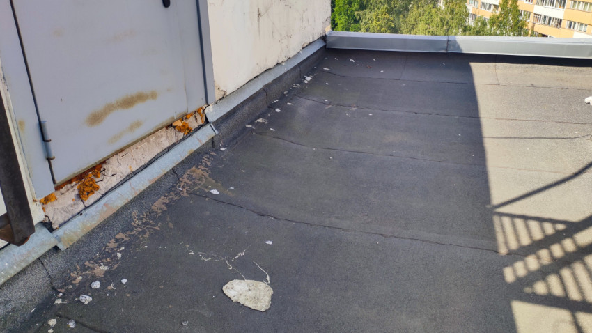 Участок крыши здания с рулонным покрытием