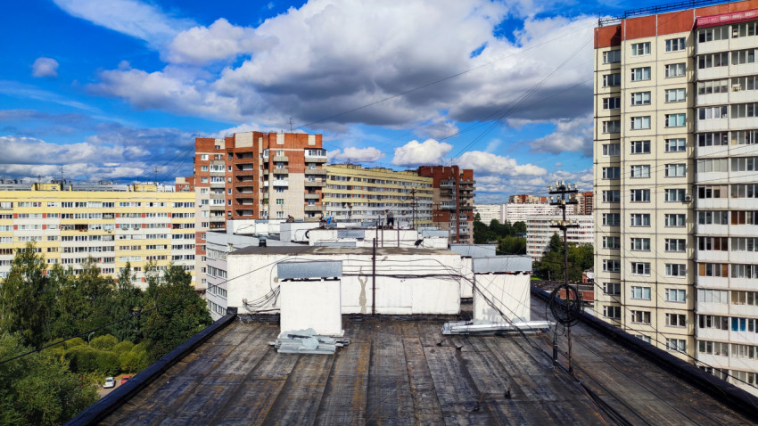Жилые многоэтажные дома и крыши с инженерными системами