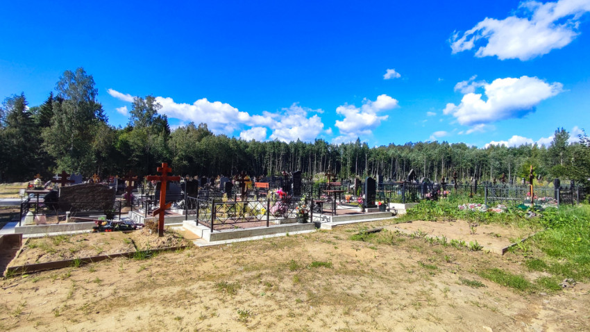 Православное кладбище на фоне лесного массива