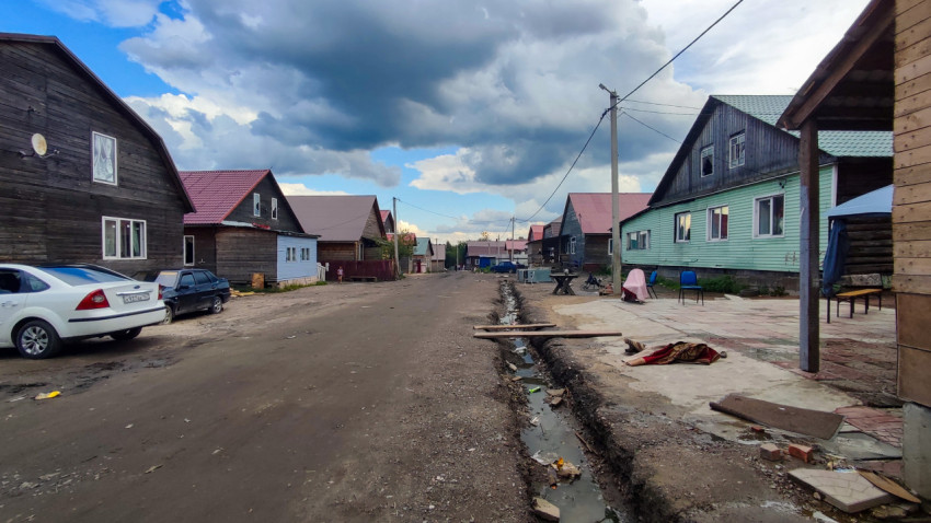 Узкая канава вдоль сельской улицы