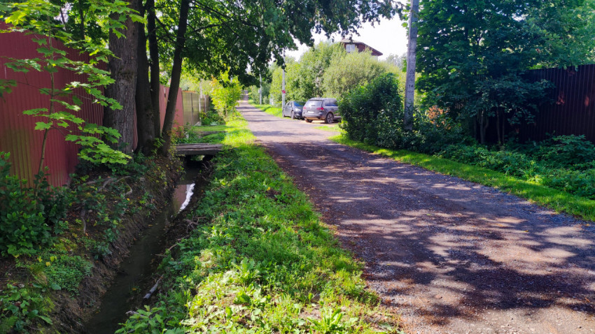 Узкая придорожная канава в деревне