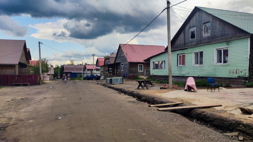 Деревенская улица с жилыми домами и канавой