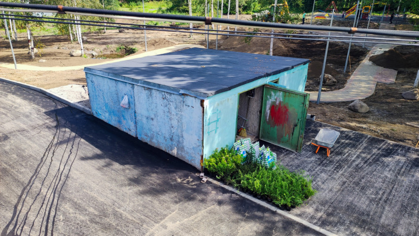 Металлический гараж с новым кровельным покрытием