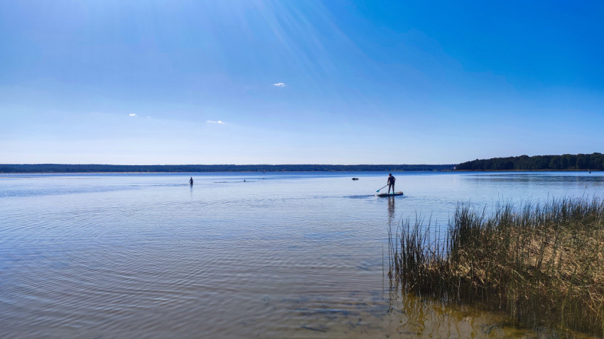 Человек на сапборде в спокойной воде