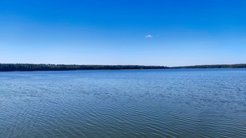 Озеро с лесным горизонтом