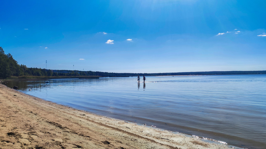 Пляж и люди на мелководье