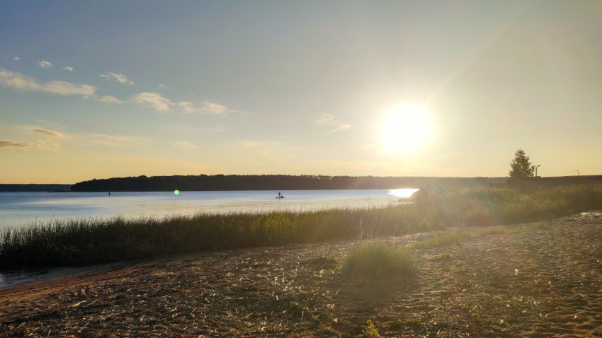 Закат над водоемом и прибрежной растительностью