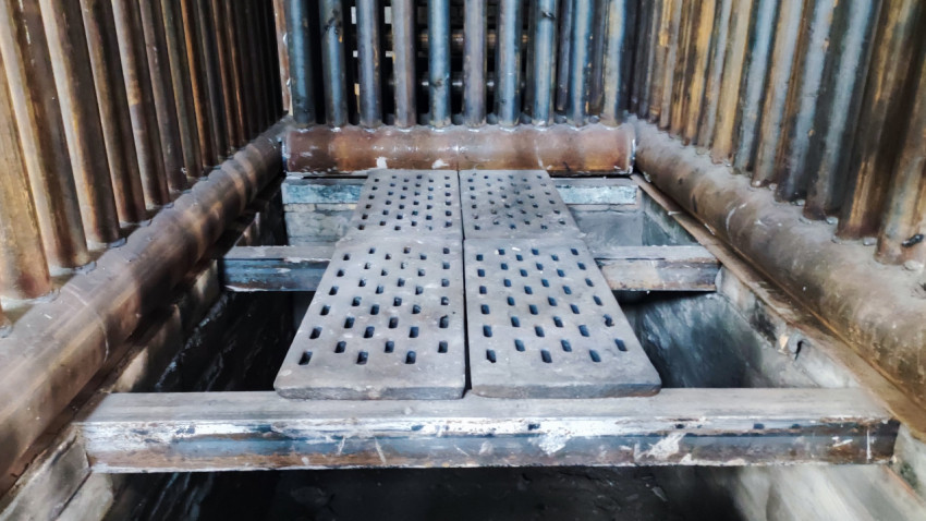 Внутренний вид котла с решетками для подачи топлива