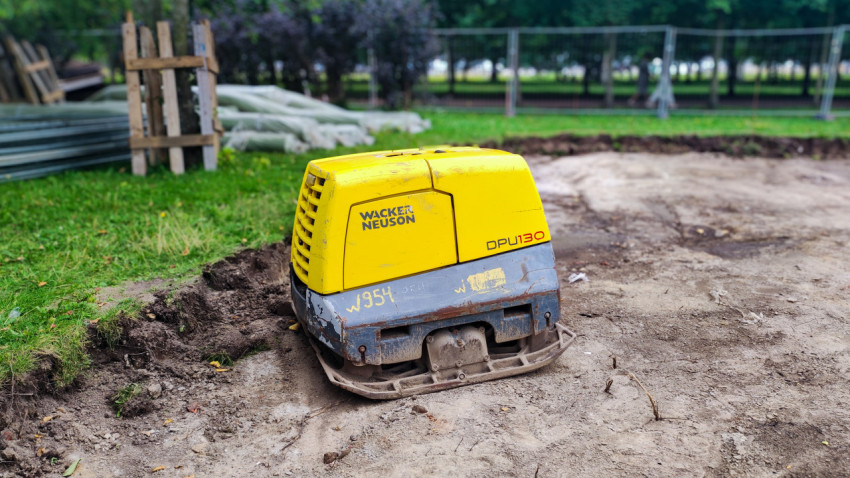 Виброплита Wacker Neuson DPU130 на строительной площадке