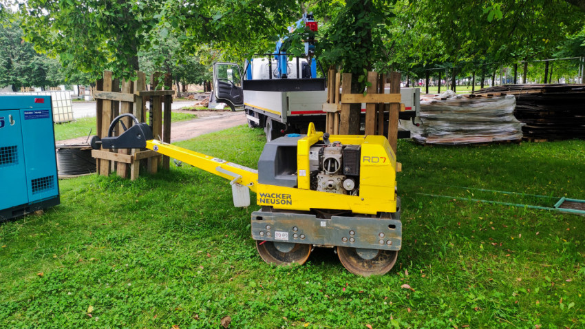 Дорожный каток Wacker Neuson RD7 на строительной площадке