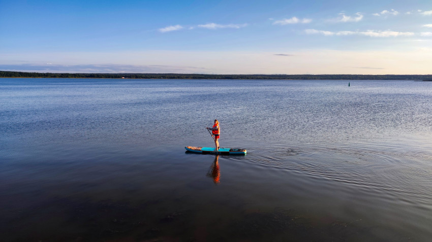 Человек на сап-борде в центре водоема