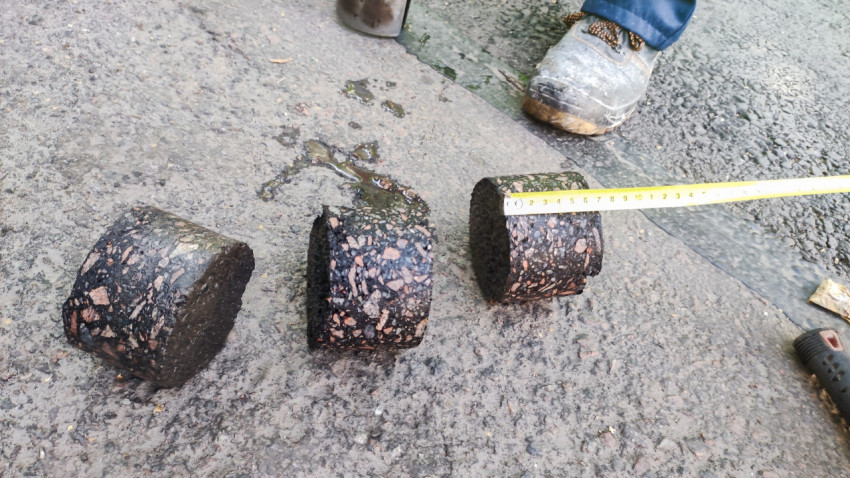 Асфальтовые керны на проезжей части