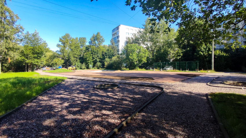 Строительная площадка во дворе жилого дома