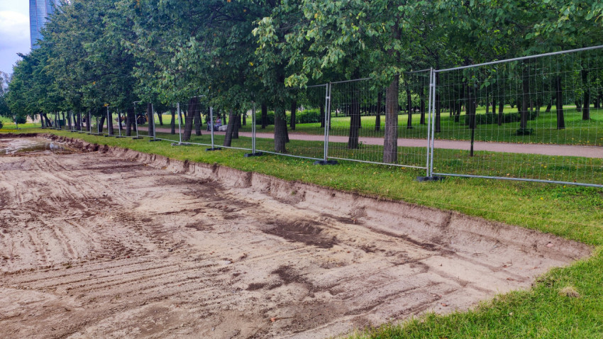 Выемка грунта и ограждения на строительной площадке в парке