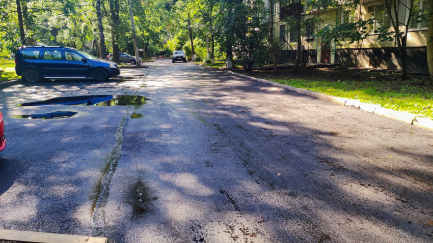Асфальтированная дорога с лужами после дождя