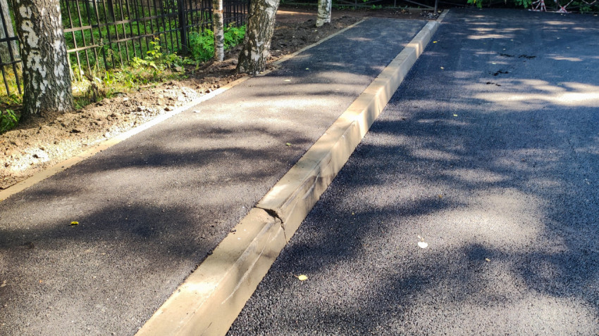 Тротуар и бордюр вдоль асфальтированной дороги