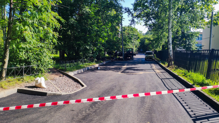 Ограниченный проезд на асфальтированной дороге во дворе