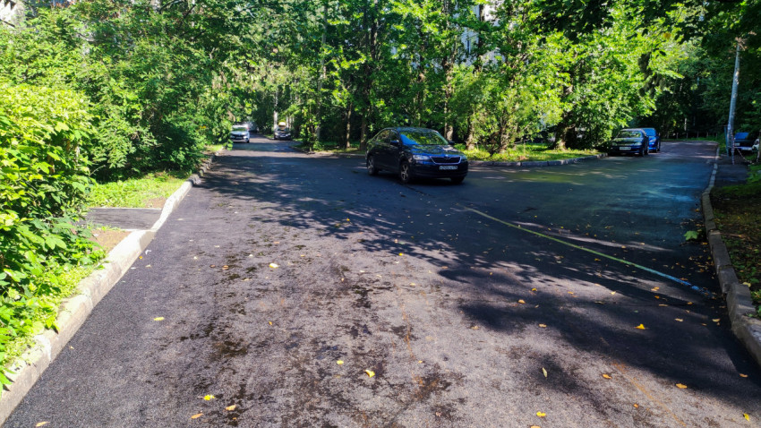 Асфальтированная дорога с припаркованными автомобилями