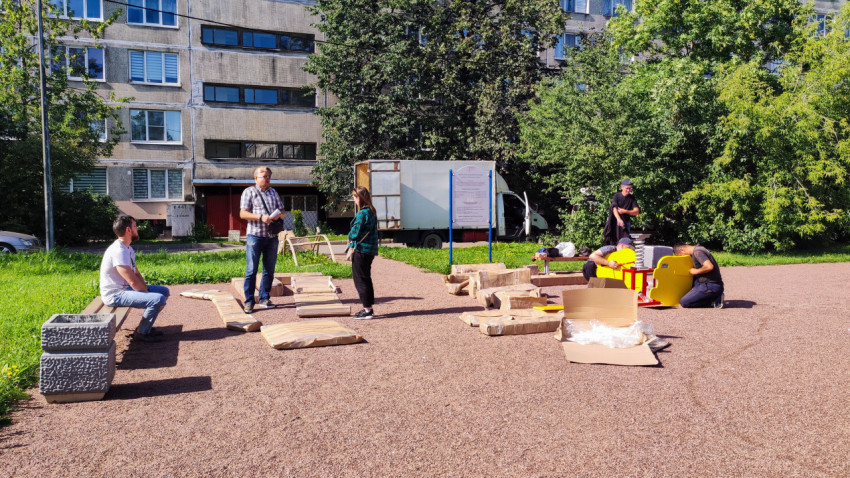 Монтаж оборудования на детской площадке во дворе жилого дома