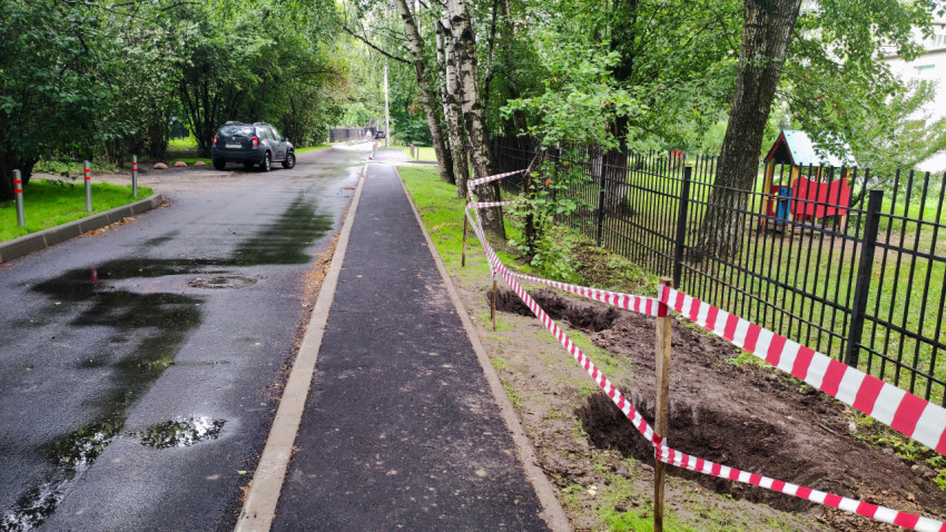 Асфальтированная дорожка с ограждением и ремонтными работами