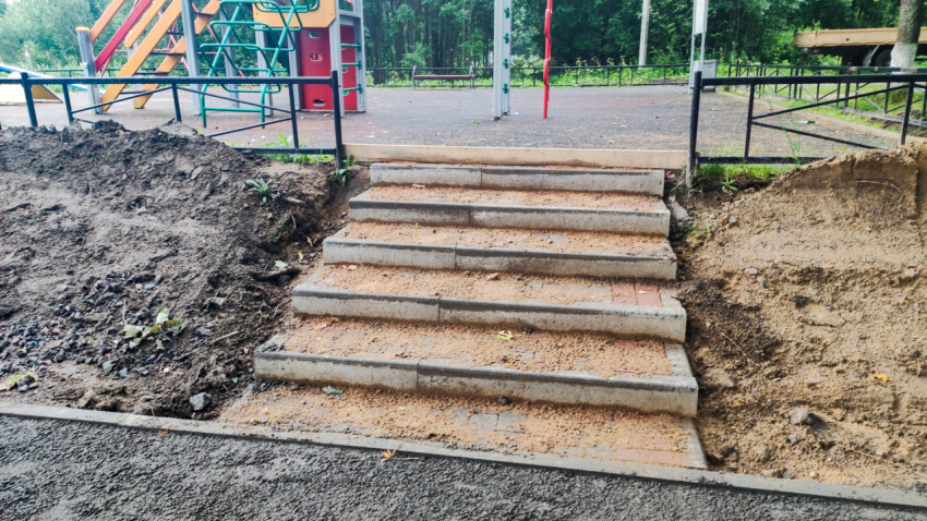 Каменные ступени у детской площадки