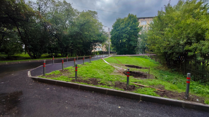 Асфальтированная дорожка с ограждением и выемками на газоне