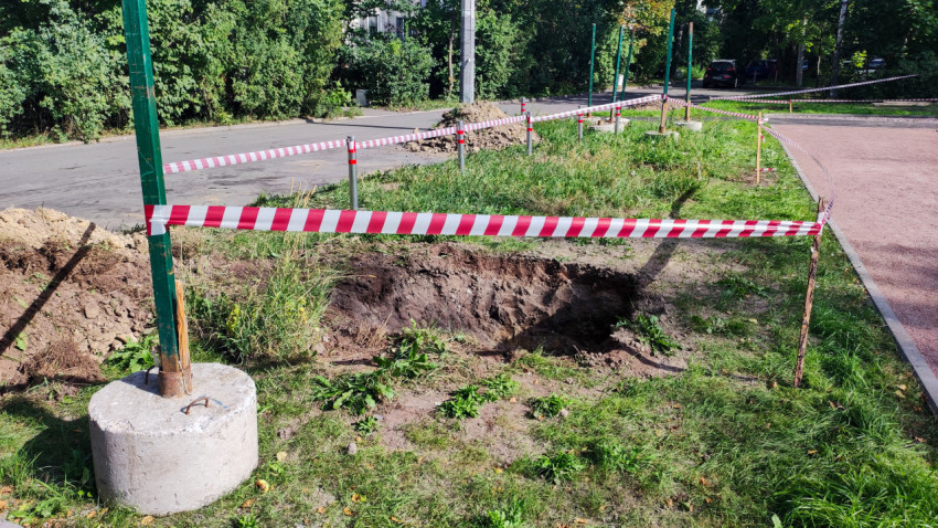 Земляные работы с ограждением сигнальной лентой