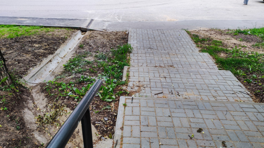 Пешеходная дорожка с выходом на проезжую часть и дренажным лотком