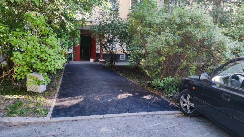 Асфальтированная дорожка к подъезду жилого дома