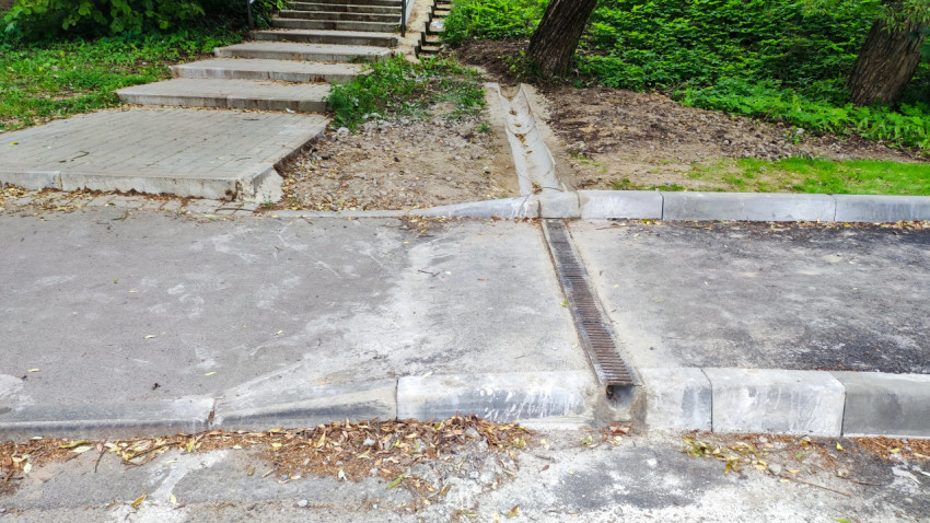 Лестница и дренажный канал у пешеходного выхода к дороге