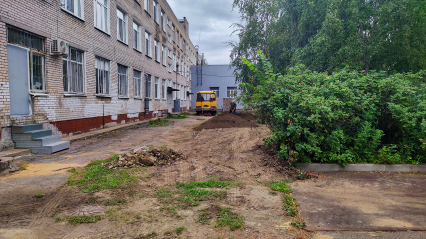 Работы по благоустройству двора возле кирпичного дома