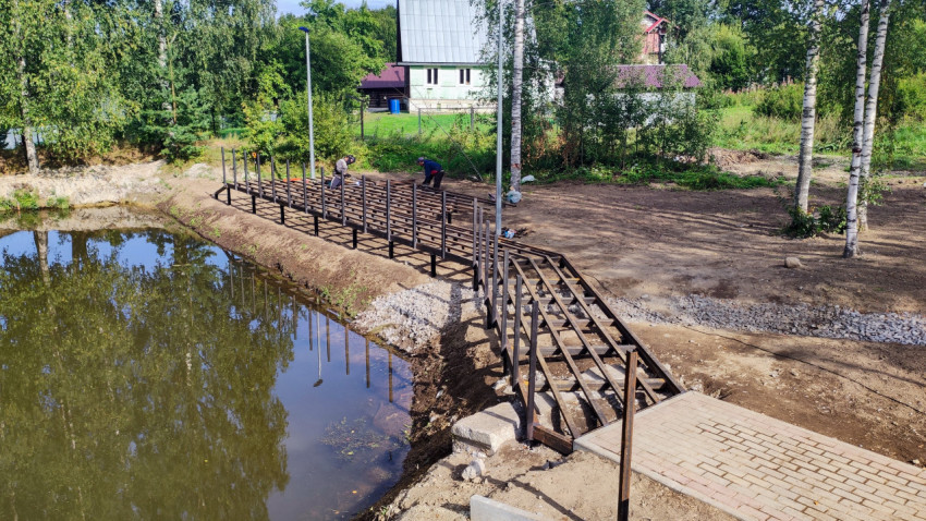 Монтаж металлического настила у водоема