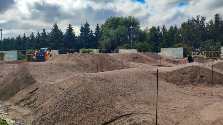 Строительство трассы с насыпями из щебня