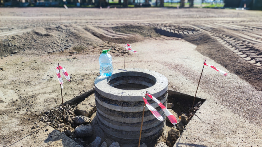 Бетонный колодец крупным планом на строительной площадке