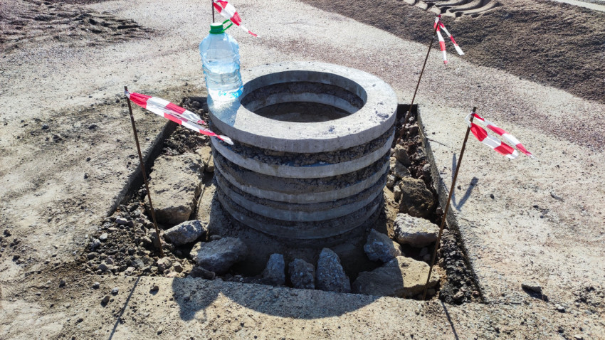 Установленный бетонный колодец в процессе реконструкции