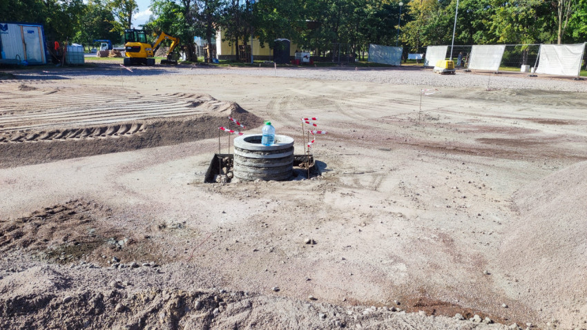 Строительная площадка с открытым люком в грунте