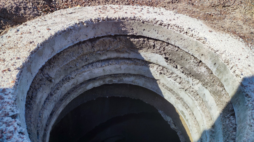 Бетонный колодец с видимыми внутренними кольцами